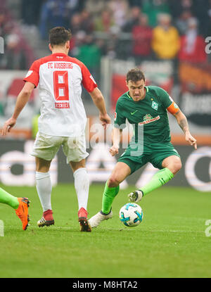 FC Augsburg Fußball, Augsburg, März 17, 2018 Max Kruse, BRE 10 konkurrieren um die Kugel gegen Rani KHEDIRA, FCA 8 FC Augsburg - SV WERDER BREMEN 1-3 1. Deutschen Fußball-Bundesliga, Spieltag 27, Augsburg, März 17, 2018, Saison 2017/2018 © Peter Schatz/Alamy leben Nachrichten Stockfoto