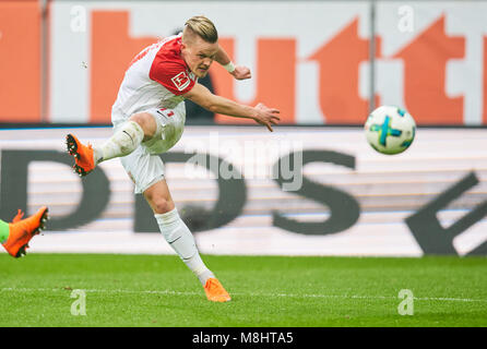 FC Augsburg Fußball, Augsburg, März 17, 2018 Philipp MAX, FCA 31 Antriebe die Kugel, Action, full-size, FC Augsburg - SV WERDER BREMEN 1-3 1. Deutschen Fußball-Bundesliga, Spieltag 27, Augsburg, März 17, 2018, Saison 2017/2018 © Peter Schatz/Alamy leben Nachrichten Stockfoto
