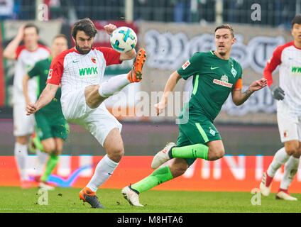 FC Augsburg Fußball, Augsburg, März 17, 2018 Jan MORAVEK, FCA 14 konkurrieren um den Ball gegen Max Kruse, BRE 10 FC Augsburg - SV WERDER BREMEN 1-3 1. Deutschen Fußball-Bundesliga, Spieltag 27, Augsburg, März 17, 2018, Saison 2017/2018 © Peter Schatz/Alamy leben Nachrichten Stockfoto