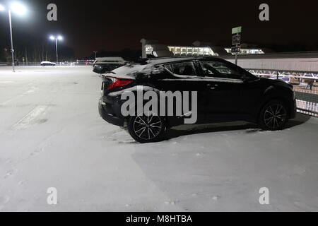 Orpington, Großbritannien. 17. Mär 2018. UK Wetter. Reisende an Orpington Bahnhof zurück kommen zu einem verschneiten Parkplatz nach einem Schneegestöber. Orpington, Greater London, UK Credit: Ed Brown/Alamy leben Nachrichten Stockfoto