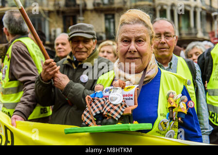 Barcelona, Katalonien, Spanien. 18 nd Mar, 2018. Ein Rentner in der Demonstration für gerechte Renten. Rentner und junge Menschen aus ganz Spanien nahmen an einer bundesweiten Demonstration Plan der Regierung nur auf ihre Rente um 0,25 % erhöhen zu protestieren: Eduardo Fuster Salamero/Alamy leben Nachrichten Stockfoto