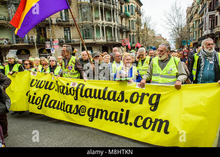 Barcelona, Katalonien, Spanien. 18 nd Mar, 2018. Eine Gruppe von "iaioflautas" in der Demonstration für gerechte Renten. Rentner und junge Menschen aus ganz Spanien nahmen an einer bundesweiten Demonstration Plan der Regierung nur auf ihre Rente um 0,25 % erhöhen zu protestieren: Eduardo Fuster Salamero/Alamy leben Nachrichten Stockfoto