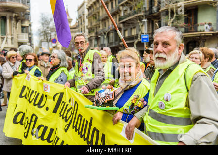 Barcelona, Katalonien, Spanien. 18 nd Mar, 2018. Eine Gruppe von "iaioflautas" in der Demonstration für gerechte Renten. Rentner und junge Menschen aus ganz Spanien nahmen an einer bundesweiten Demonstration Plan der Regierung nur auf ihre Rente um 0,25 % erhöhen zu protestieren: Eduardo Fuster Salamero/Alamy leben Nachrichten Stockfoto