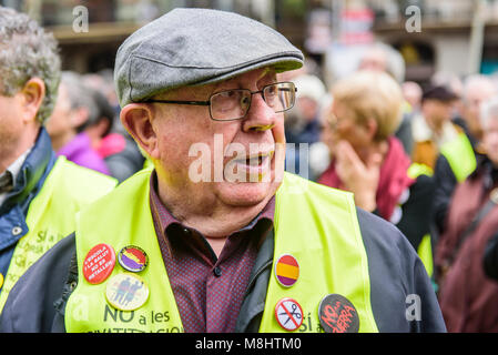 Barcelona, Katalonien, Spanien. 18 nd Mar, 2018. Rentner und junge Menschen aus ganz Spanien nahmen an einer bundesweiten Demonstration Plan der Regierung nur auf ihre Rente um 0,25 % erhöhen zu protestieren: Eduardo Fuster Salamero/Alamy leben Nachrichten Stockfoto