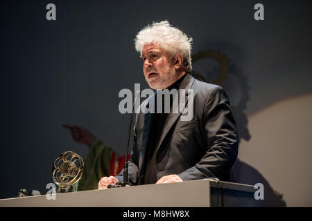 Cáceres, Spanien. 17. Mär 2018. Spanisch Internationale Regisseur Pedro Almodovar gewinnt den Ehrenpreis für seine ganze Karriere bei der 25. Auflage des San Pancracio Awards, Im Gran Teatro, in Cáceres, Spanien gefeiert. Credit: Esteban Martinena/Alamy Leben Nachrichten. Stockfoto