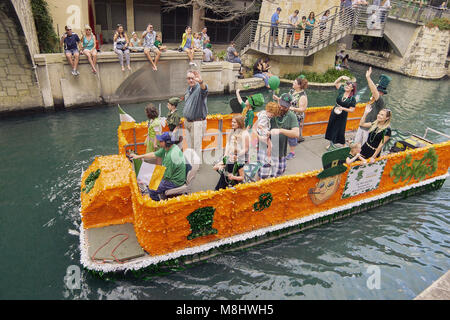 17. März 2018, die frühen Irish Folk Schwimmer im Fluss St. Patrick's Parade, San Antonio, TX, USA Credit: Jon-Paul Jones/Alamy leben Nachrichten Stockfoto
