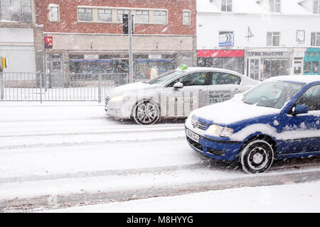 Hereford, Herefordshire, UK - Sonntag 18 März 2018 - Hereford Stadt starker Schneefall über Nacht fährt während Sonntag Morgen in Hereford Stadt - Autofahrer Kampf mit den Schneefällen. Steven Mai/Alamy leben Nachrichten Stockfoto