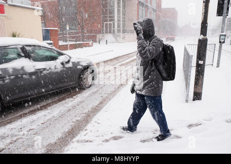 Hereford, Herefordshire, UK - Sonntag 18 März 2018 - Hereford Stadt starker Schneefall über Nacht fährt während Sonntag Morgen in Hereford Stadt - Fußgänger und Autofahrer Kampf mit den Schneefällen. Steven Mai/Alamy leben Nachrichten Stockfoto