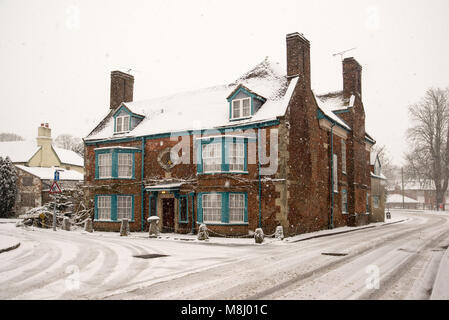 Salisbury Street, Fordingbridge, Hampshire, England, Großbritannien, 18.. März 2018: In der malerischen Stadt am Rande des Nationalparks New Forest setzt sich der nächtliche Schneefall bis in die Morgenstunden fort. Der Schnee wurde von dem sogenannten ‘Beast from the East 2’, dem zweiten Zauber des schweren kalten Ostwetters im ersten Monat des meteorologischen Frühlings, hereingeblasen. Stockfoto