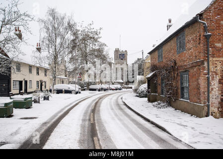 Church Street, Fordingbridge, Hampshire, England, Großbritannien, 18.. März 2018: In der malerischen Stadt am Rande des Nationalparks New Forest setzt sich der nächtliche Schneefall bis in die Morgenstunden fort. Der Schnee wurde von dem sogenannten ‘Beast from the East 2’, dem zweiten Zauber des schweren kalten Ostwetters im ersten Monat des meteorologischen Frühlings, hereingeblasen. Stockfoto