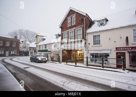 High Street, Fordingbridge, Hampshire, England, Großbritannien, 18.. März 2018: In der malerischen Stadt am Rande des Nationalparks New Forest setzt sich der nächtliche Schneefall bis in die Morgenstunden fort. Der Schnee wurde von dem sogenannten ‘Beast from the East 2’, dem zweiten Zauber des schweren kalten Ostwetters im ersten Monat des meteorologischen Frühlings, hereingeblasen. Stockfoto