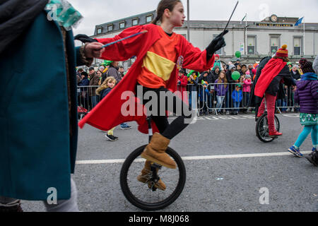 Die Teilnehmer des jährlichen St Patrick's Day Parade feiern Irlands nationaler Feiertag und der Schutzpatron von Irland am Samstag, März 17, 2017, Galway, Irland. Saint Patrick's Day ist der Nationalfeiertag von Irland und findet jedes Jahr am 17. März. Leute, Paraden und Feste mit Tradition die Irische Kultur organisieren, der Tag. Das wichtigste Symbol der die Zeremonie ist Shamrock und der Tradition trägt grüne Kleidung wie Grün ist die Farbe von Irland. St. Patrick's Day ist das Besondere ist in der ganzen Welt gefeiert. Credit: Szymon Barylski/Alamy leben Nachrichten Stockfoto