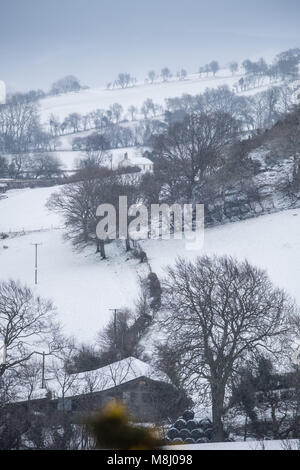 Aberystwyth Wales UK, Sonntag, den 18. März 2018 Deutschland Wetter: Aberystwyth und Farmen in der Umgebung aufgewacht zu einer Schneedecke als "Tier aus dem Osten 2' fegt ein, sie brachten eine vorübergehende Rückkehr zu bitter kalten Ostwinden und Blizzard Bedingungen für viele Teile der britischen Foto © Keith Morris/Alamy leben Nachrichten Stockfoto