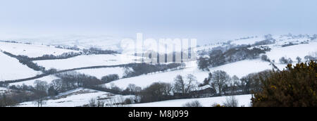 Aberystwyth Wales UK, Sonntag, den 18. März 2018 Deutschland Wetter: Aberystwyth und Farmen in der Umgebung aufgewacht zu einer Schneedecke als "Tier aus dem Osten 2' fegt ein, sie brachten eine vorübergehende Rückkehr zu bitter kalten Ostwinden und Blizzard Bedingungen für viele Teile der britischen Foto © Keith Morris/Alamy leben Nachrichten Stockfoto