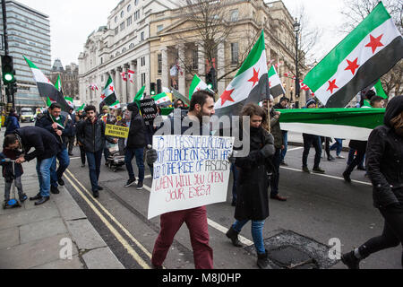 London, Großbritannien. 17. März, 2018. Aktivisten aus Syrien Solidarität Kampagne März der 7. Jahrestag der syrischen Revolution zu markieren. Sie forderten ein friedliches, demokratisches Syrien ohne Präsident Assad, islamischen Staat oder Besetzung durch fremde Mächte. Credit: Mark Kerrison/Alamy leben Nachrichten Stockfoto