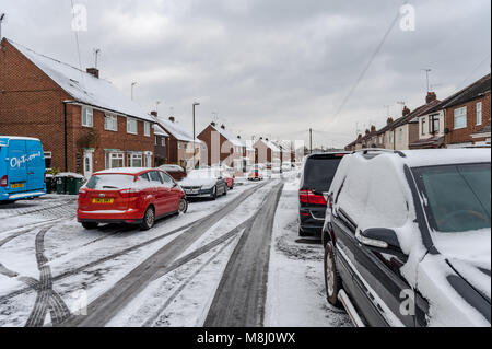 Coventry, Großbritannien. März 2018. Nach einer Nacht des Schnees haben sich die Straßen in Eis verwandelt, was die Fahrbedingungen sehr heimtückisch macht. Ein Bernsteinwetter-Warnhinweis für Schnee und Eis ist immer noch vorhanden, mit bitterkalten Temperaturen für den Rest des Tages. Quelle: AG News/Alamy Live News. Stockfoto