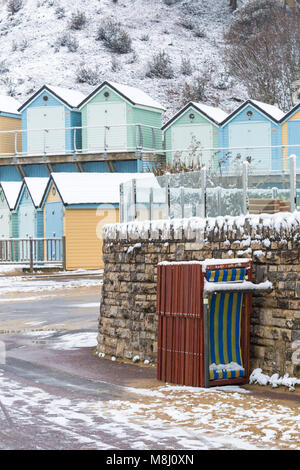 Bournemouth, Dorset, Großbritannien. 18. März 2018. UK Wetter: Tier aus dem Osten 2 bringt schwere Schnee am Strand von Bournemouth - Liegestühle nicht Alum Chine verwendet werden! Credit: Carolyn Jenkins/Alamy leben Nachrichten Stockfoto