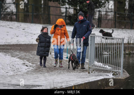 Die Leute gehen in den Park im Schnee in Abington Park Northampton England Großbritannien Stockfoto
