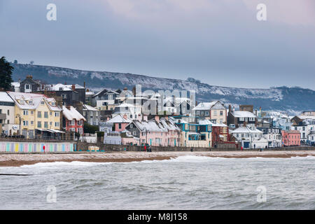 Lyme Regis, Dorset, Großbritannien. 18. März 2018. UK Wetter. Ein helles Abstauben des Schnees an Lyme Regis in Dorset im Morgengrauen. Foto: Graham Jagd-/Alamy leben Nachrichten Stockfoto