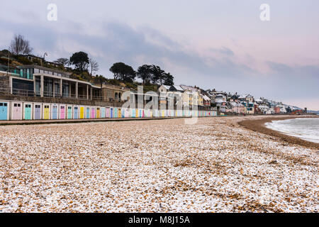 Lyme Regis, Dorset, Großbritannien. 18. März 2018. UK Wetter. Ein helles Abstauben von Schnee am Strand von Lyme Regis in Dorset im Morgengrauen. Foto: Graham Jagd-/Alamy leben Nachrichten Stockfoto