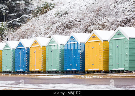 Bournemouth, Dorset, Großbritannien. 18. März 2018. UK Wetter: Tier aus dem Osten 2 bringt schwere Schnee am Strand von Bournemouth - Schnee Strand Hütten Credit: Carolyn Jenkins/Alamy leben Nachrichten Stockfoto