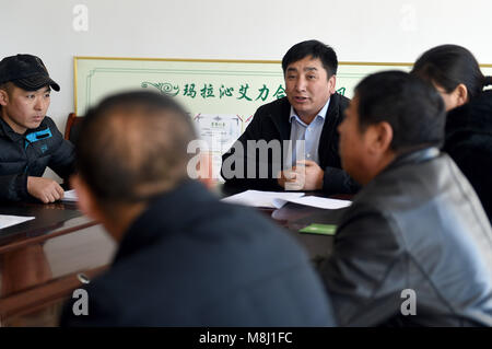 (180318) - Peking, 18. März 2018 (Xinhua) - Wu Yunbo befasst sich mit dem Verkauf von Rindfleisch mit Board of Directors, die auch Mitglieder der Genossenschaft an Dongsala Dorf in Jarud Qi (Grafschaft), North China Autonome Region Innere Mongolei, Feb 25, 2018. Wu Yunbo der Mongolei ethnische Gruppe kommt aus Dongsala Dorf Jarud Qi (County) der Norden Chinas Autonome Region Innere Mongolei. Als Sekretär der Kommunistischen Partei von China Niederlassung im Dongsala Dorf, initiierte er eine Genossenschaft in 2013 und untersucht die Art und Weise, wie die Menschen aus der Armut zu erhalten. Bauern und Hirten wurden ermutigt zu verbinden Stockfoto