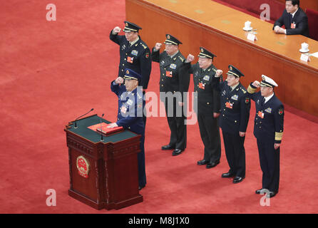 (180318) - Peking, 18. März 2018 (Xinhua) - Xu Qiliang und Zhang Youxia, stellvertretende Vorsitzende der Zentralen Militärkommission (CMC) der Volksrepublik China und CMC-Mitglieder Wei Fenghe Zuocheng, Miao Li Hua und Zhang Shengmin die Treue der Verfassung des Landes in der Großen Halle des Volkes in Peking, der Hauptstadt von China, 18. März 2018. Quelle: Xinhua/Alamy leben Nachrichten Stockfoto