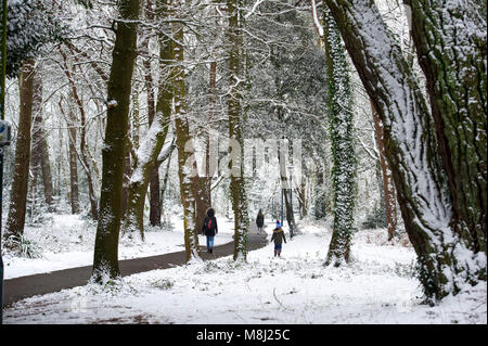 Bournemouth, UK, 18. März 2018. Wanderer in den Schnee, der über Nacht am Hufeisen in der Innenstadt von Bournemouth fiel. Credit John Beasley/Alamy leben Nachrichten Stockfoto