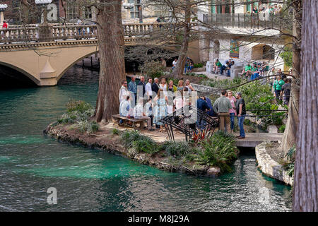 17. März 2018, ein Paar erhalten, die auf der Ehe Insel während des St. Patrick's River Parade, San Antonio, TX, USA Credit: Jon-Paul Jones/Alamy Leben Nachrichten verheiratet Stockfoto