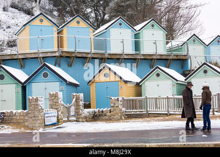 Bournemouth, Dorset, Großbritannien. 18. März 2018. UK Wetter: Tier aus dem Osten 2 bringt schwere Schnee am Strand von Bournemouth - Paar Schnee Strand Hütten von Alum Chine Credit: Carolyn Jenkins/Alamy leben Nachrichten Stockfoto