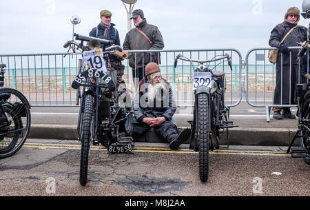 Brighton UK 18 März 2018 - Alan Williams geniesst eine Rest auf Brighton Seafront nach Abschluss 79 Pionier für Veteran Motorräder. Über 300 Fahrräder aus der ganzen Welt teilnehmen und der Sonnenstrahl Motor Cycle Club hat den London nach Brighton organisiert für Veteran Motorräder seit 1930 laufen und ist offen für alle Krafträder und Dreiradfahrzeuge vor 1915 hergestellt. Foto: Simon Dack/Alamy leben Nachrichten Stockfoto