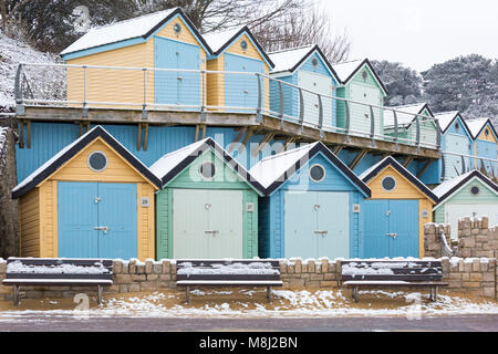 Bournemouth, Dorset, Großbritannien. 18. März 2018. UK Wetter: Tier aus dem Osten 2 bringt schwere Schnee am Strand von Bournemouth - Schnee Strand Hütten von Alum Chine Credit: Carolyn Jenkins/Alamy leben Nachrichten Stockfoto