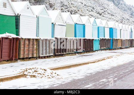 Bournemouth, Dorset, Großbritannien. 18. März 2018. UK Wetter: Tier aus dem Osten 2 bringt schwere Schnee am Strand von Bournemouth - Schnee Strand Hütten Credit: Carolyn Jenkins/Alamy leben Nachrichten Stockfoto