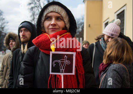 Krakau, Polen. 18 Mär, 2018. Eine weibliche Demonstrant gesehen an den Protest gegen den Vorschlag, die Abtreibung in der Erzdiözese Krakau zu beschränken. Am 14. März die polnischen Bischöfe aufgefordert, der Regierung Verfahren in dem Entwurf eines Gesetzes über das Verbot der Abtreibung durch die unvermeidliche Mängel des Fötus zu starten. Am 19. März, Montag den Gesetzentwurf im Parlament erörtert werden. Credit: Omar Marques/SOPA Images/ZUMA Draht/Alamy leben Nachrichten Stockfoto