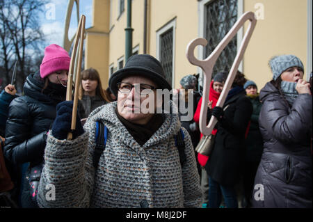 Krakau, Polen. 18 Mär, 2018. Eine Demonstrantin gesehen Holding Kleiderbügel während des Protestes gegen den Vorschlag, die Abtreibung in der Erzdiözese Krakau zu beschränken. Am 14. März die polnischen Bischöfe aufgefordert, der Regierung Verfahren in dem Entwurf eines Gesetzes über das Verbot der Abtreibung durch die unvermeidliche Mängel des Fötus zu starten. Am 19. März, Montag den Gesetzentwurf im Parlament erörtert werden. Credit: Omar Marques/SOPA Images/ZUMA Draht/Alamy leben Nachrichten Stockfoto