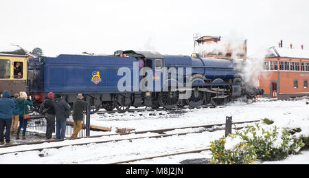 Kidderminster, Großbritannien. 18. März, 2018. Die Severn Valley Railway Crew und Enthusiasten Ignorieren der Schnee am letzten Tag des Frühlings Gala in Kidderminster zu genießen. Die unvergesslichen Bilder sowie Reisen auf dem Dampf rail line, das läuft von Kidderminster, Bridgnorth, sind die einzigen Dinge, die auf den Köpfen der Diese aufgeregt Tagesausflügler. Quelle: Lee Hudson/Alamy leben Nachrichten Stockfoto