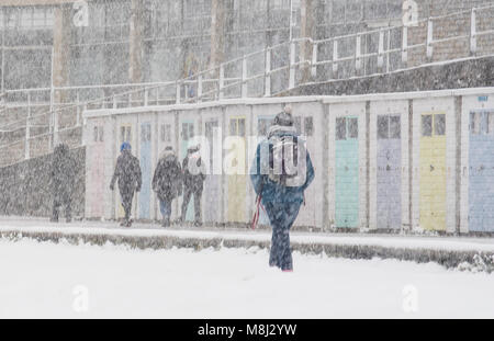 Schnee in Lyme Regis, 18. März 2018. UK Wetter: Menschen trotzen dem Blizzard Bedingungen am Strand von Lyme Regis, wie das Tier aus dem Osten 2 Bisse in Lyme Regis, Dorset. Credit: Celia McMahon/Alamy Leben Nachrichten. Stockfoto