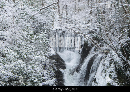 UK Wetter: Schnee am Ofen, Ceredigion, Wales, Großbritannien Aus dem Osten 2 Tier, bringt Schnee auf die ländliche Landschaft Weiler des Ofens. Mit der malerischen (Afon), Fluss Einion, mit Wales Coast Path auf ihre Ufer Credit: Paul Quayle/Alamy leben Nachrichten Stockfoto