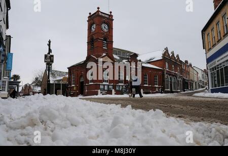KINGTON, England, UK, 18. März 2018 Schnee rund um die berühmte Markthalle in Kington, Herefordshire, nach dem Schnee fallen. Credit: Andrew Compton/Alamy leben Nachrichten Stockfoto