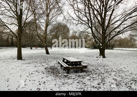 Horton Country Park, Epsom, Surrey, England. 18. März 2018. Eine übernachtung Schneedecke bei Horton Country Park, Epsom, auf einem anderen kalten Tag mit einem kalten Wind und die Temperatur fühlen wie minus sechs Grad. Credit: Julia Gavin/Alamy leben Nachrichten Stockfoto