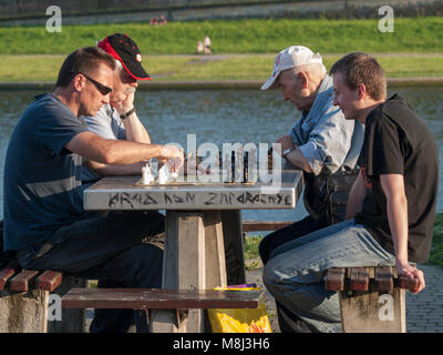 Männer spielen Schach. Stockfoto
