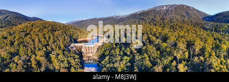 Breite Antenne Panorama über Guthega Damm in Snowy Mountains auf Snowy River während der Wintersaison mit weit entfernten Berge von Schnee bedeckt. Stockfoto