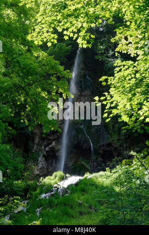 Wasserfall (Uracher Wasserfall) bei Bad Urach, Nordkante Schwäbische Alpen, Landkreis Reutlingen, Baden-Württemberg, Deutschland Stockfoto