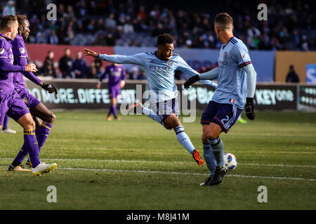 NYCFC vs Orlando Stadt SC Aktion im Yankee Stadium am 17. März 2018. NYCFC gewann 2-0. Rodney Wallace (23) nimmt einen Schuß. Stockfoto