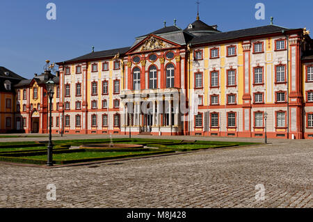 Schloss Bruchsal im Stil des Barock: Innenhof und Haupteingang, Kraichgau, Landkreis Karlsruhe, Baden-Württemberg, Deutschland Stockfoto