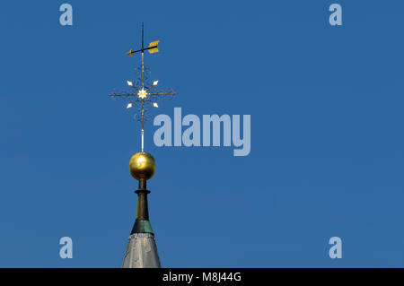 Steepletop mit Kreuz der lutherkirche in Feldstetten (Teil von Laichingen) an den Schwäbischen Alpen, Alb-Donau-Kreis, Baden-Württemberg, Deutschland Stockfoto