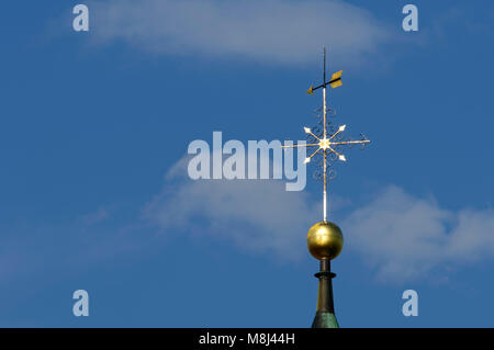 Steepletop mit Kreuz der lutherkirche in Feldstetten (Teil von Laichingen) an den Schwäbischen Alpen, Alb-Donau-Kreis, Baden-Württemberg, Deutschland Stockfoto