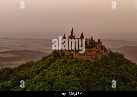 Burg von der Stadt am Nordrand der Schwäbischen Alpen, Blick vom Zeller Horn bei Onstmettingen, Zollernalb, Baden-Württemberg, Deutschland Stockfoto