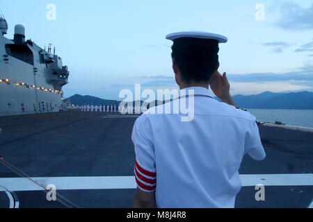 Die japanischen Soldaten auf der Izumo Hubschrauber Carrier Stockfoto