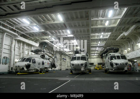 Innen Hubschrauber carrier Izumo's Hangar Bay Stockfoto